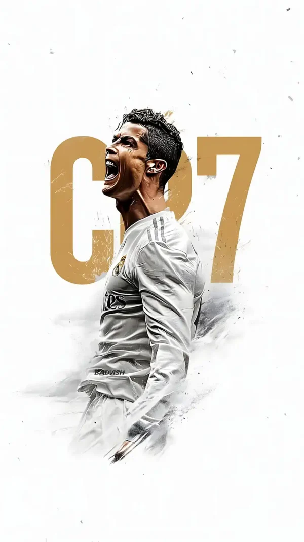 عکس کریستیانو رونالدو در لباس رئال مادرید در حال بالا بردن جام لیگ قهرمانان اروپا