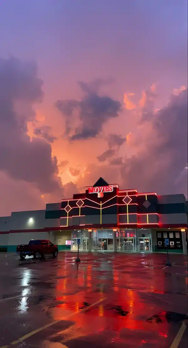 شهر Hawkins در شب با نورهای قرمز Upside Down - والپیپر HD