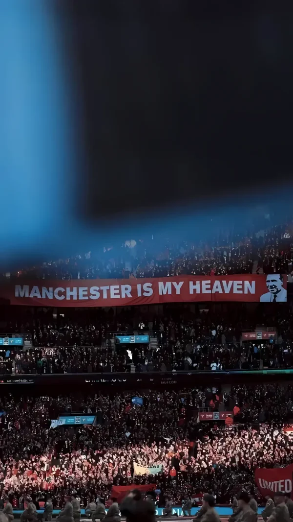 والپیپر هواداران منچستر یونایتد با پرچم قرمز