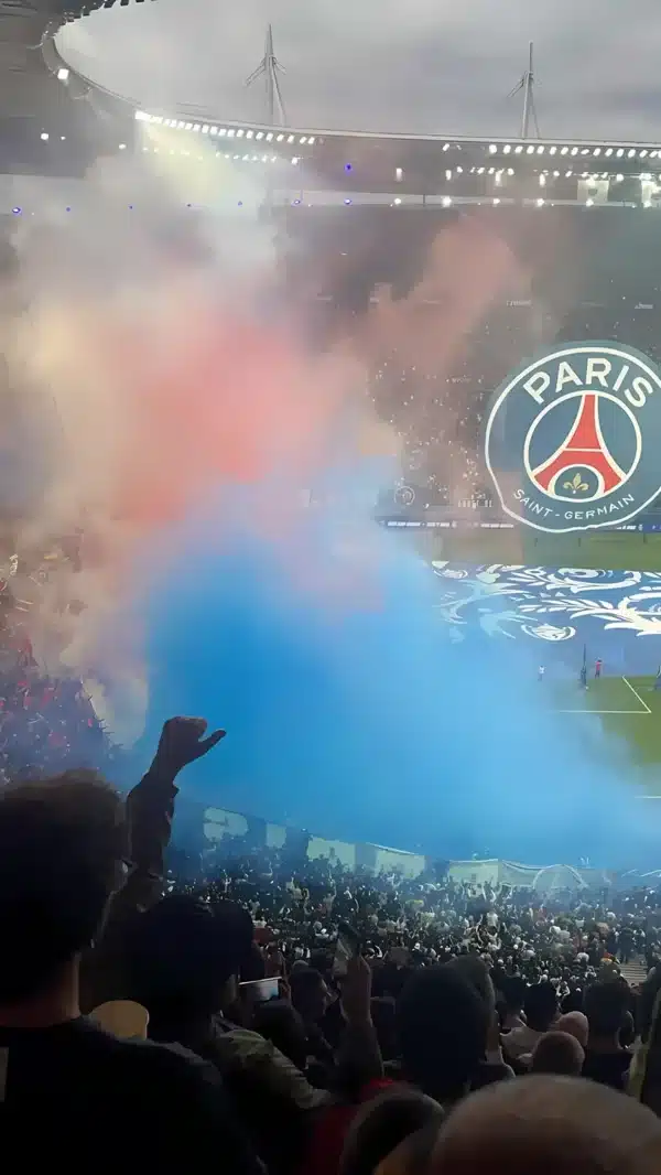 والپیپر پاریس سن ژرمن از ورزشگاه پارک د پرنس