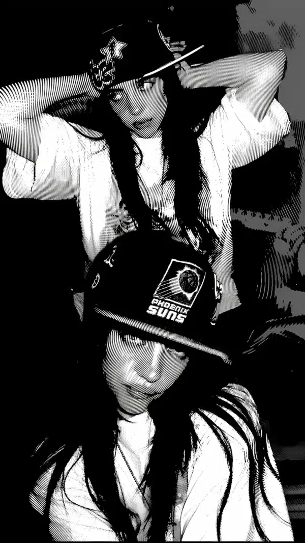 تصویر زمینه بیلی آیلیش با لباس‌های گشاد و اسپرت