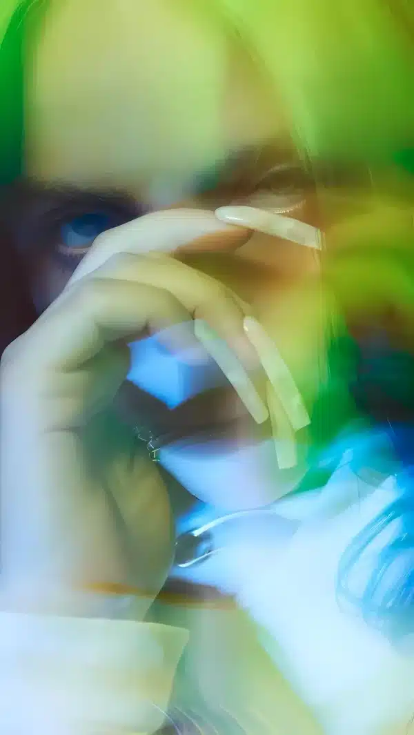 والپیپر بیلی آیلیش با موهای سبز و مشکی خاص