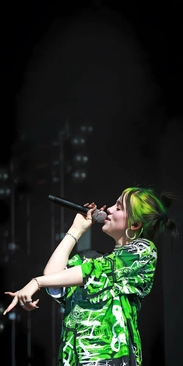 والپیپر بیلی آیلیش با موهای سبز و مشکی خاص