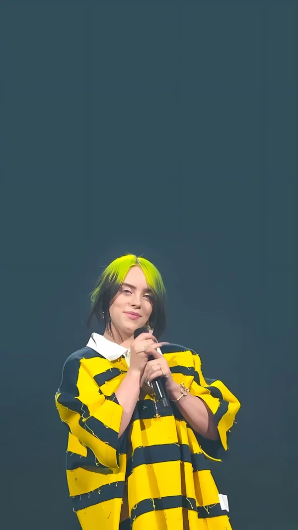 والپیپر بیلی آیلیش با موهای سبز و مشکی خاص