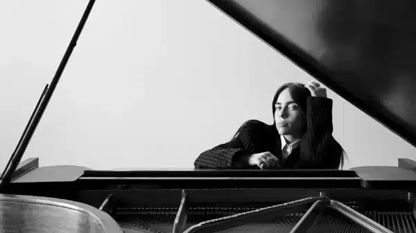 تصویر زمینه بیلی آیلیش با لوگو شخصی و طراحی خاص