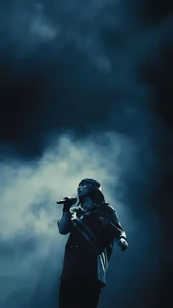 عکس پس زمینه بیلی آیلیش در حال اجرای زنده