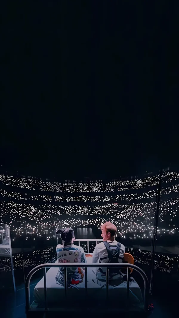 عکس پس زمینه بیلی آیلیش در حال اجرای زنده