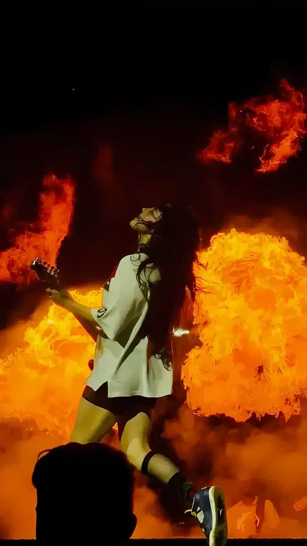 عکس پس زمینه بیلی آیلیش در حال اجرای زنده