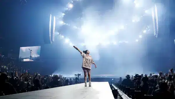 عکس پس زمینه بیلی آیلیش در حال اجرای زنده